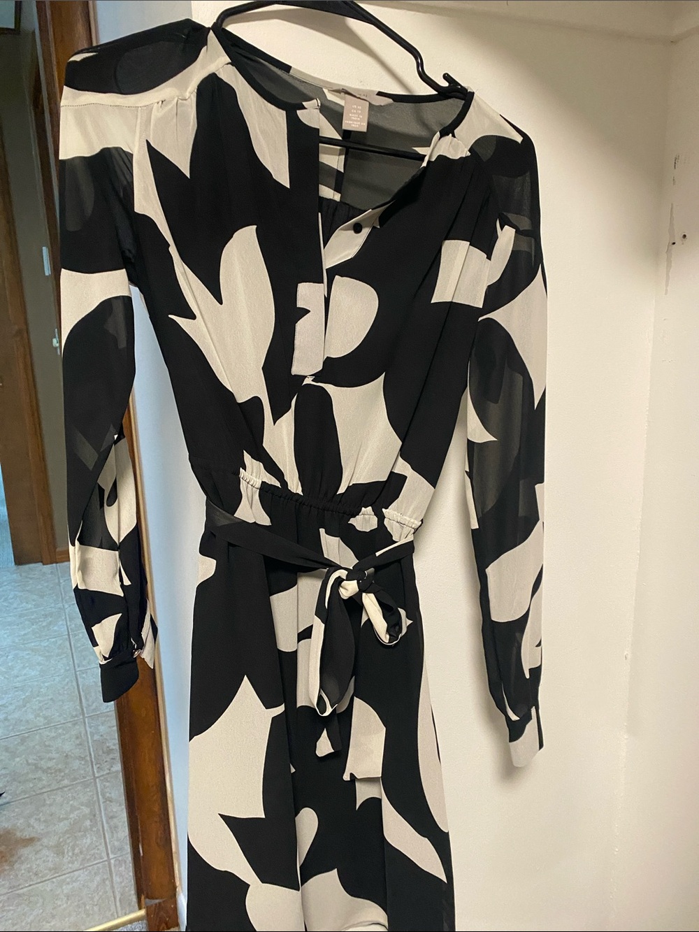 H&M Black and White Long Sleeve Tie-Waist Printed Dress
